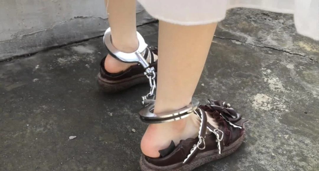 【琳媚】定拍 天台镣铐LOLITA 极品大白脚 走路晃悠脚疼抚摸扯链子（二）-5