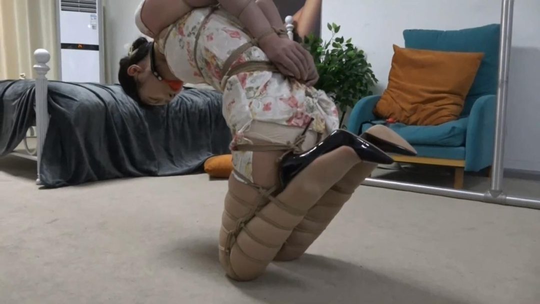 逍遥定拍：韩玉（琪梦）旗袍直臂跪缚后手吊 痛苦的膝盖顶地放置-8