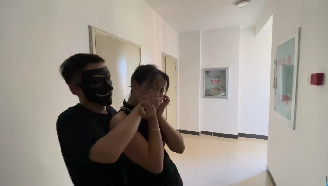 原创 纯TK视角 电梯偶遇高傲普信女 把她弄晕带回家粗暴玩弄 丝袜把嘴堵满 日式勒乳捆绑上半身 分腿M绑下半身-1