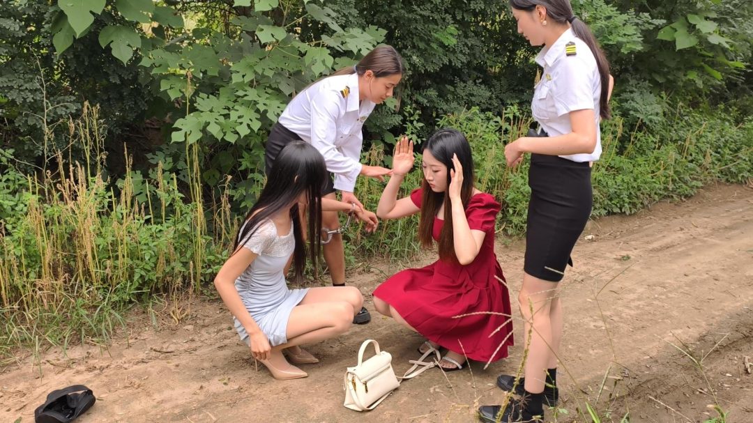 【忘忧社工作室】雨涵林悦在交易时被抓获，带去审讯，带重脚铐加手铐，最后二人被判刑，砸死僚死铐关押，五花大绑-1