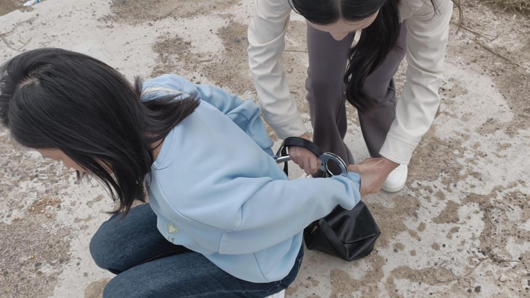 【忘忧社工作室】女犯被抓获并指控为贩卖 罪。在审讯过程中，她起初否认涉 ，但最终被吊起手，拷问，承认进行贩-10