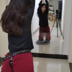 看着镜中自己享受的样子