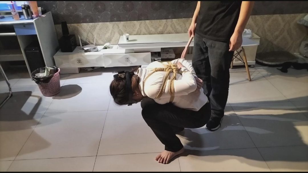 老板小易遭受员捆绑，眼罩蒙眼，口球驷马，鞭打，蛙跳，最后逃脱-6