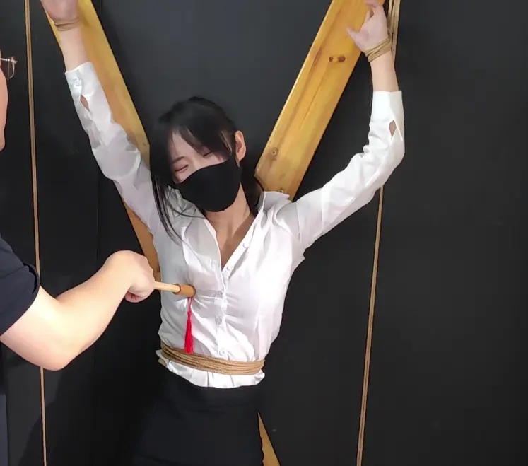 随心原创 晓雪 财务造假的小三女秘书 被老板娘雇人拷问-6