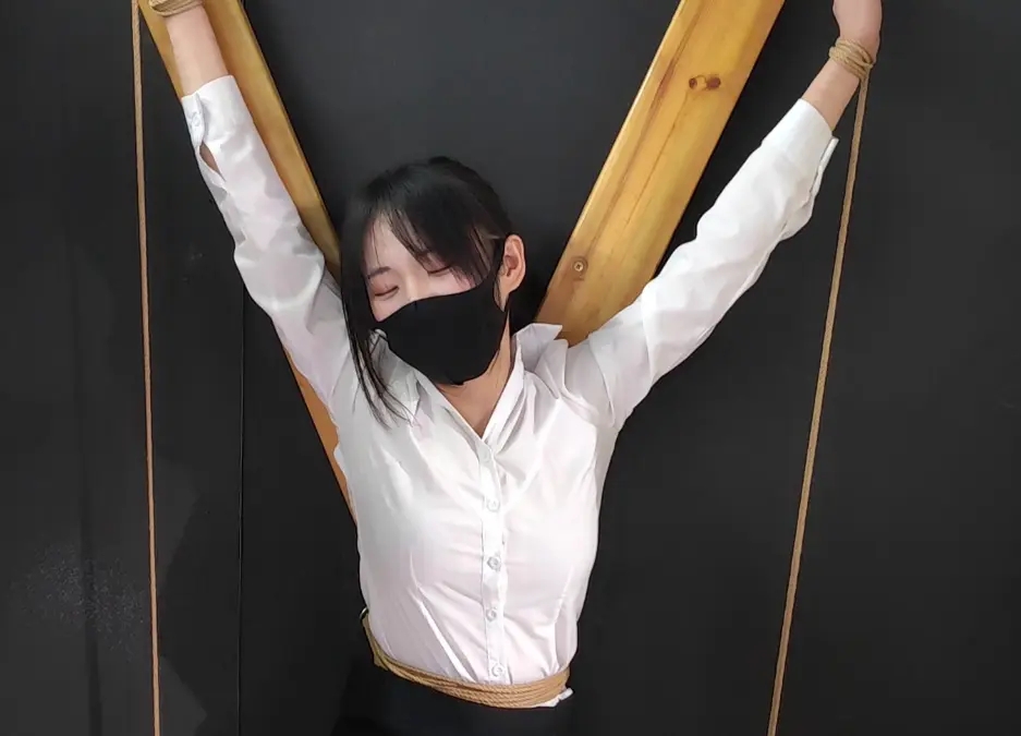 随心原创 晓雪 财务造假的小三女秘书 被老板娘雇人拷问-5