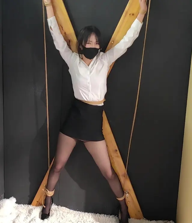 随心原创 晓雪 财务造假的小三女秘书 被老板娘雇人拷问-1