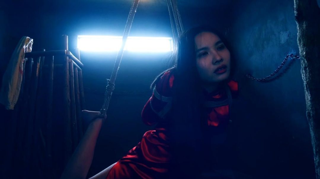 定拍女烈片《红岩英烈 2》中集 敌人在刑讯室对沈林芳和蔡美霞严刑逼供被折磨的遍体鳞伤-9