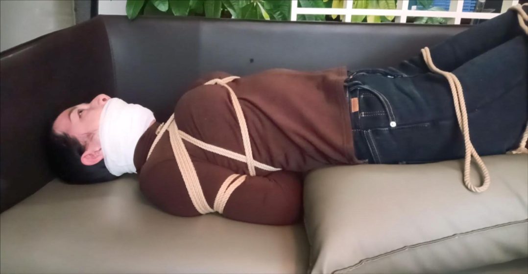 勇敢的家庭主妇，汐汐试镜第二季，换个绑法换种堵，继续挑战继续嗨，短靴内捂了一天的臭袜子，汐汐终于很无奈的吞进去了.....-5