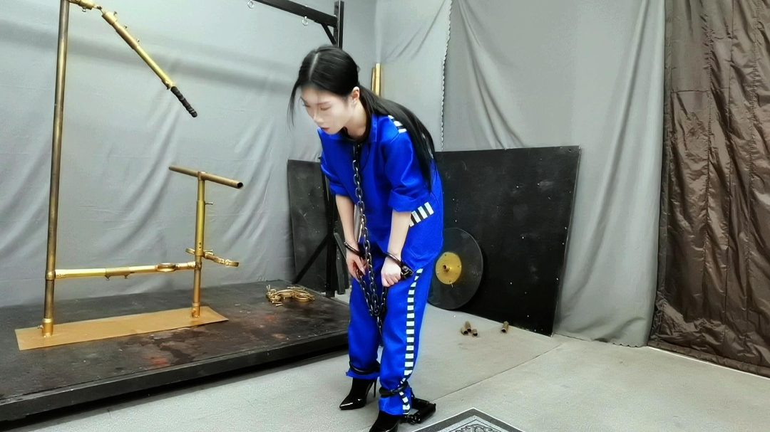 女杀人犯因杀人无数被抓，被押进看收所，为了活命，讨好看守长，甘愿做看守长的女奴，真是一个好贱的骚犯.....-4