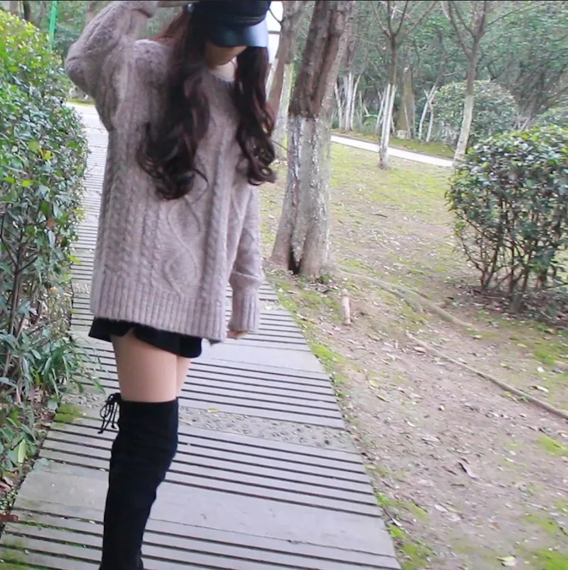 凡家日常zentai外出，异样的眼光是小晓的兴奋剂，露出欲望太强，一路的嬉戏打闹-7