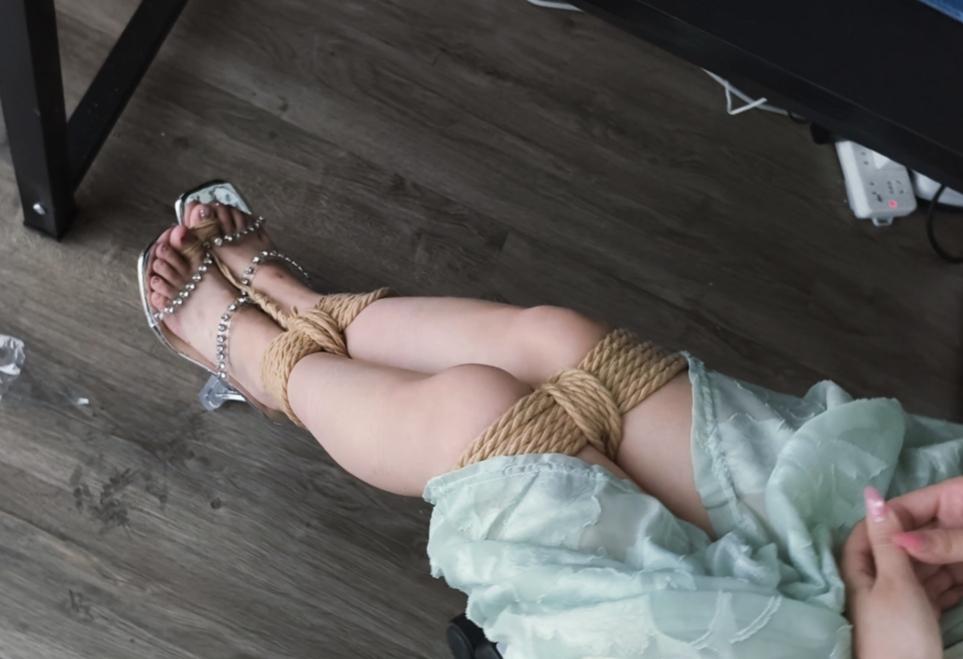 【禾一原创】（私人订制）《赏金任务1》极品女大演绎放置脱缚 自缚拍照 呻吟声依旧动-7