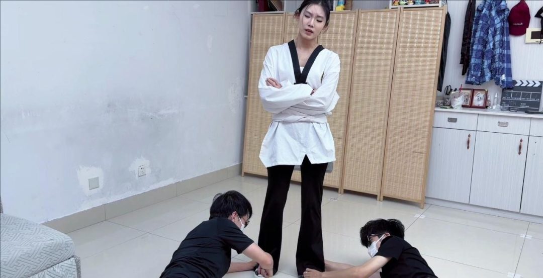 【跆拳道.铁脚的考验】【上 】雯雯 木棍抽打 挠脚tk 皮鞭-4
