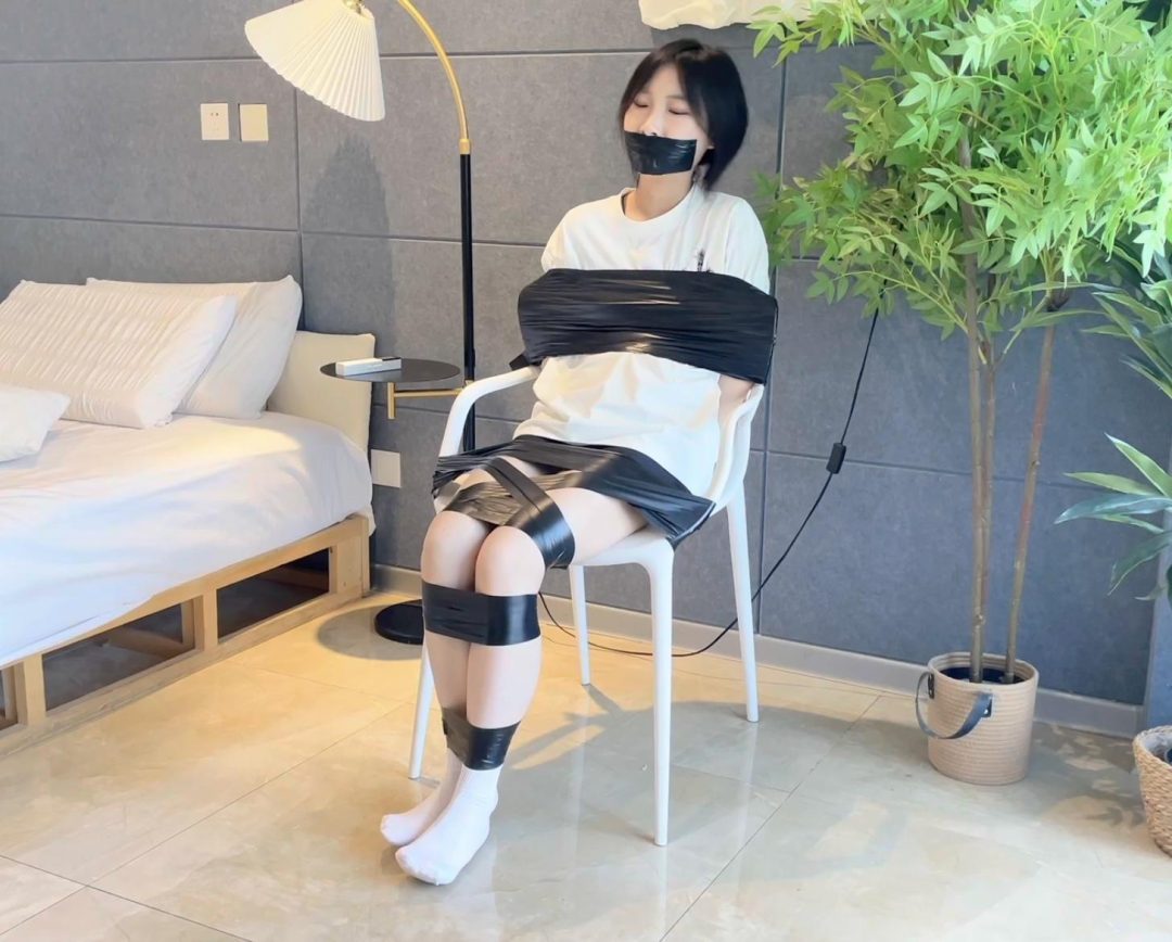 【缚艺录】【小媛】黑色胶带与白袜-4