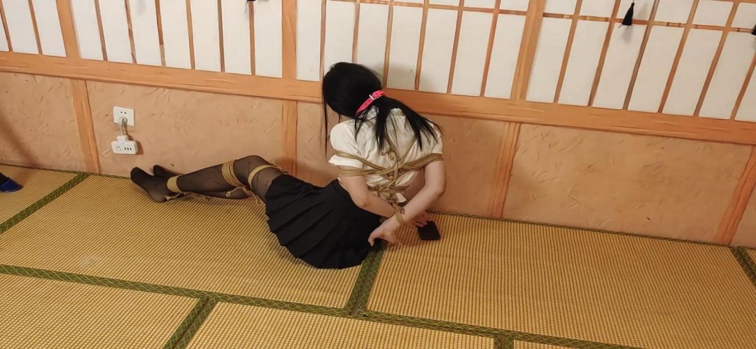 梦瑶剧情《梦瑶遭入室绑架》19岁的甜美女孩，梦瑶，在家玩手机被坏人入室捂嘴后反绑，毛巾堵嘴，求救无果被大号口球堵嘴，口球拉得太紧，根本没有剥夺的余地，拼命挣扎求救想要逃脱。-7