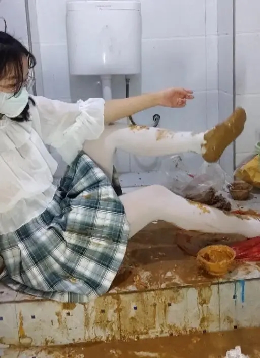 jk白丝浴室粘稠物体涂满全身重口味-5