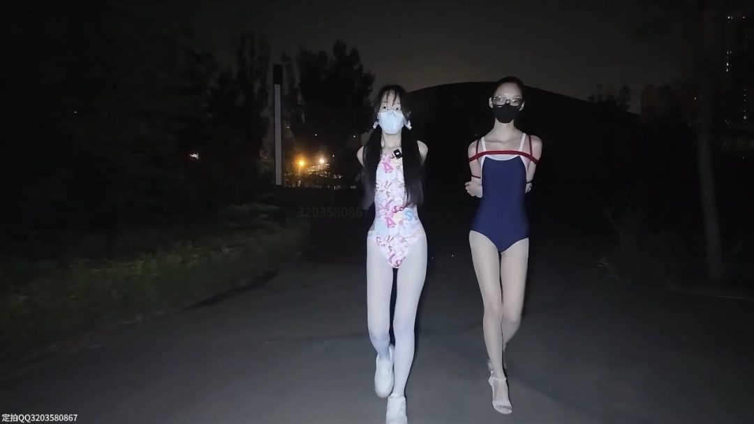 梦婷&霜喵 姐妹双人泳衣捆绑公园夜出，御姐与萝莉，也是梦婷首次外出视频，结束了还要绑着回家-2