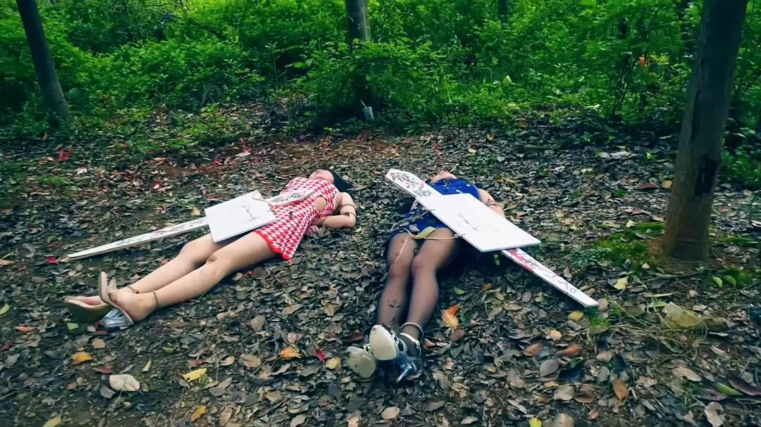 定拍转公映《凋零的花季 二》下集 朱梦佳和张婧怡被判死刑后立即被砸上死镣看押最后押赴刑场执行枪决-11