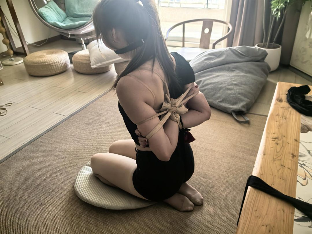 绳艺日常：超美小陆，被自己的袜子、胶带、绳子等各种材料捆绑-3