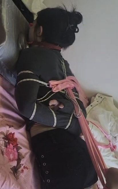 小丽肉丝高跟捆绑口球堵嘴体验-4