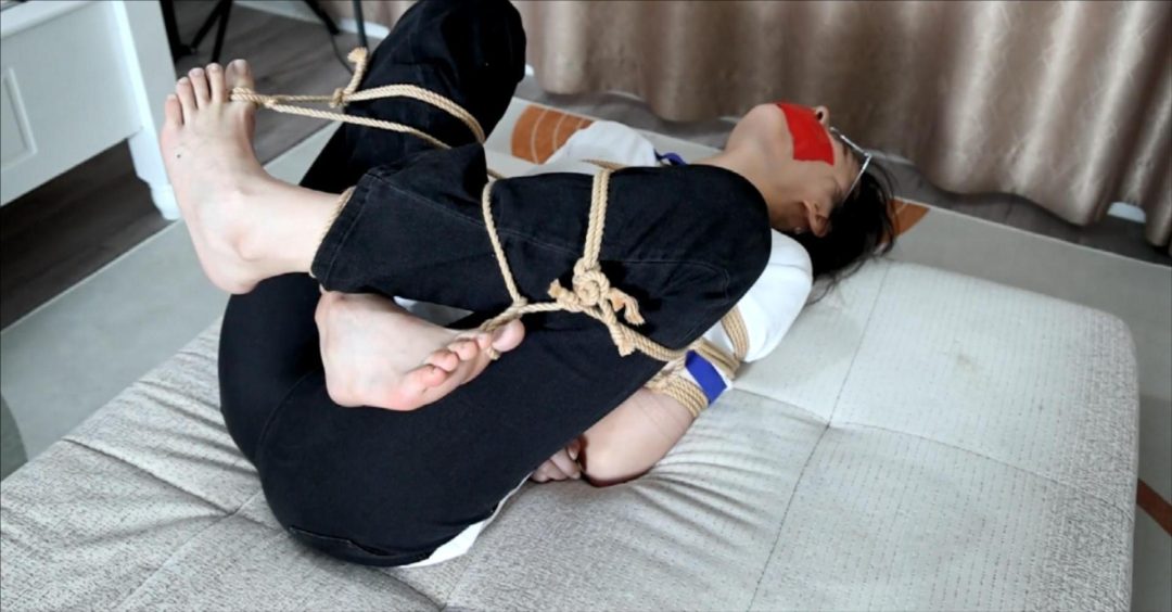 文静，半袖校服眼镜学姐桃符游戏第二季，诱人原味白袜整双完全塞入封堵和白嫩丫丫的痒刑蹂躏。近期几个模特的原味封堵表现都不错，感觉目前为止，还是文静的这次表现更好一些-8