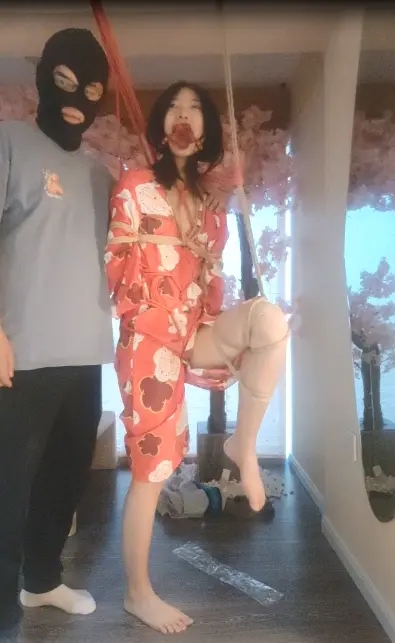 和服少女紧缚（后手观音+海老缚+吊绑+接吻+单腿吊+调教+tk+sp+玉足）-5