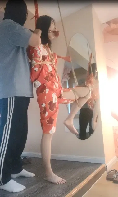 和服少女紧缚（后手观音+海老缚+吊绑+接吻+单腿吊+调教+tk+sp+玉足）-3