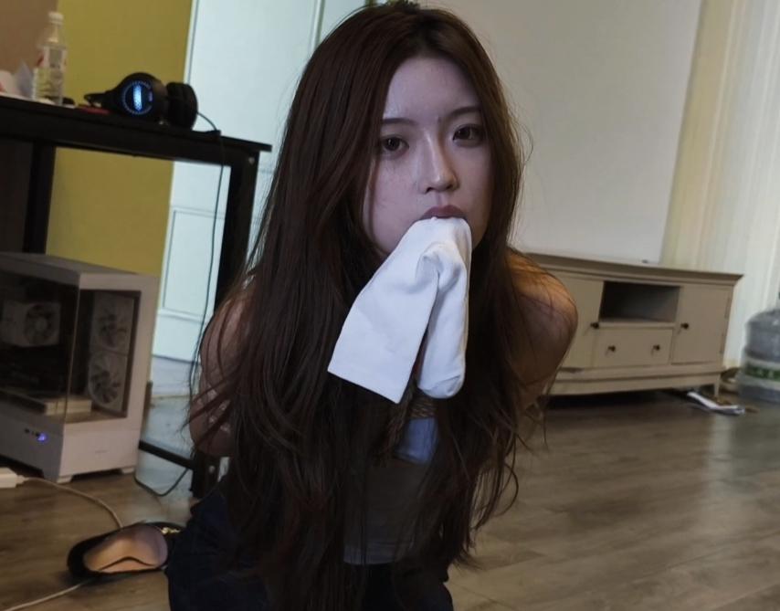 【禾一原创】（私人订制）《威胁小妹》紧缚 驷马口球流水 嘴吊袜子捡球等元素-8