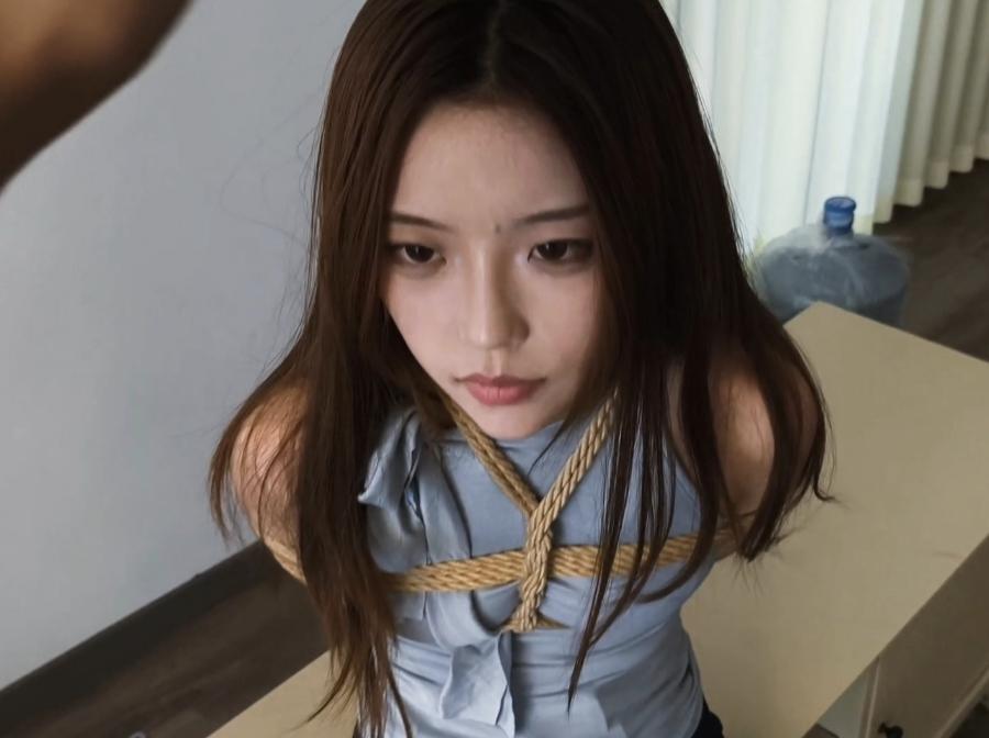 【禾一原创】（私人订制）《威胁小妹》紧缚 驷马口球流水 嘴吊袜子捡球等元素-4