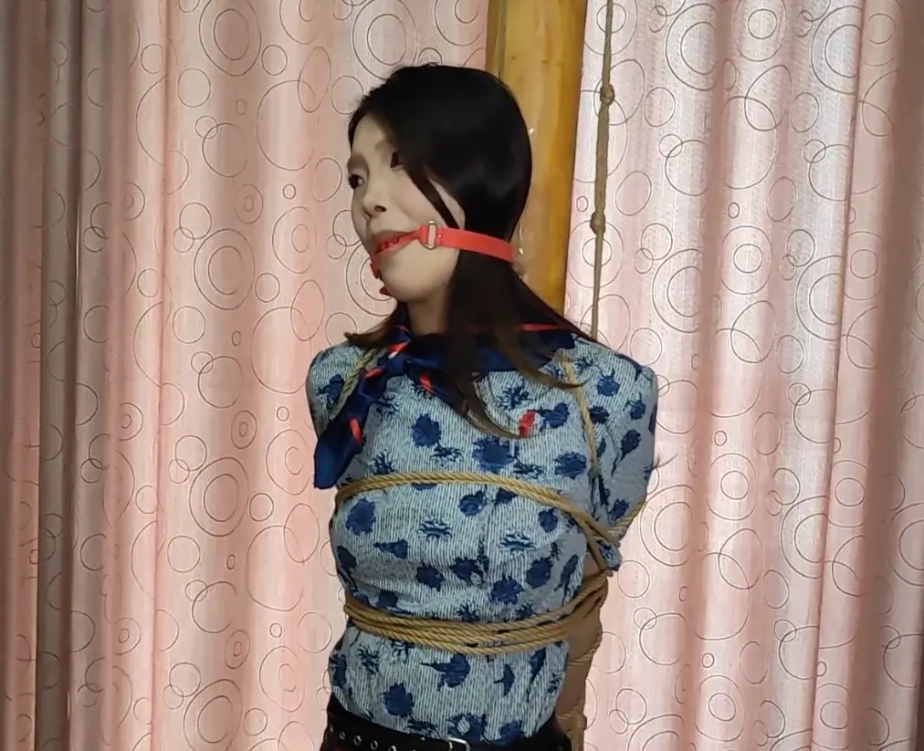 随心原创 被抓获的黑色空姐 SP 柱子绑-4