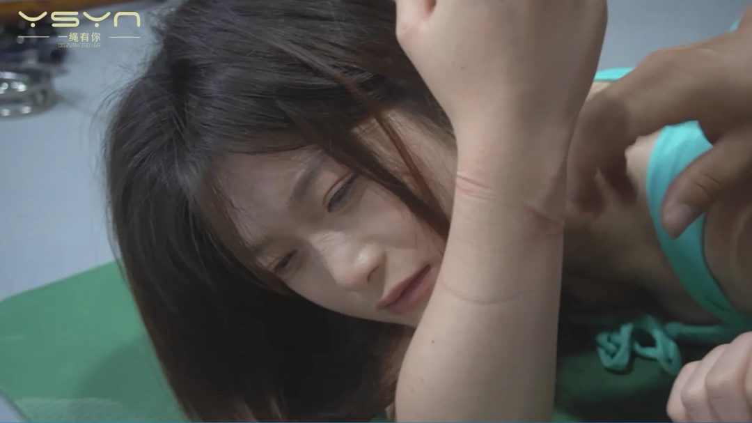 【袭井的惩罚】漂亮女囚身缚枷锁看守带其放风归途时袭击看守被带到惩罚室一番痛苦惩罚-8