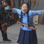 【巾帼落刑台】小雨接情报不幸被捕入狱跪绑棍子打肚子压杠子鞭打老虎凳打挠脚心等刑讯酷刑认死不屈头落刑台
