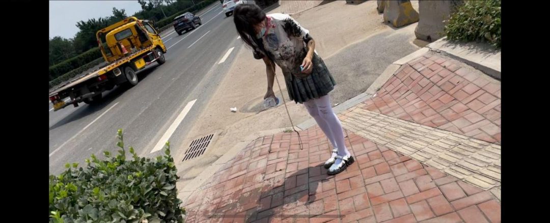 JK白丝臭水沟捆绑 路边朝路人展示 浑身弄脏 绝对刺激-6