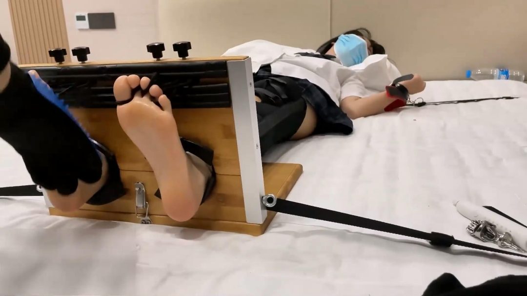 玉足天花板合法萝莉小妍-3