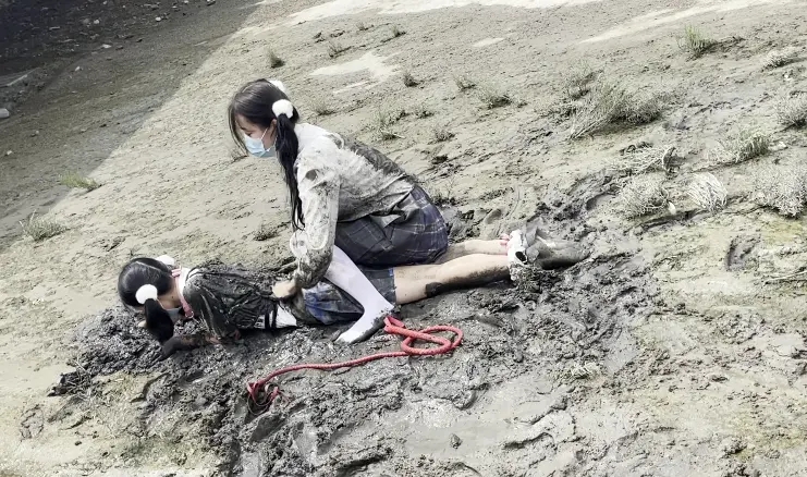 户外臭水沟双人白丝女奴Jk调教-2