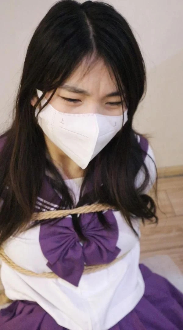 宅女鱼果儿被紧紧绑在木制摇摇椅子上脱逃失败记（这里是鱼果儿，是一个喜欢唱歌和挑战奇奇怪怪女孩子的宅女小窝~）-8