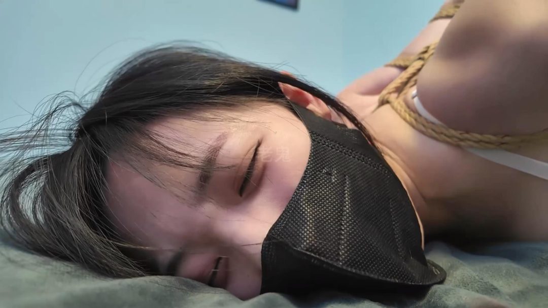 【老鬼定拍】初心《喵喵特殊的按摩》【绑着做SPA/内衣丝袜/丝袜口球堵嘴/小玩具/访谈】-3
