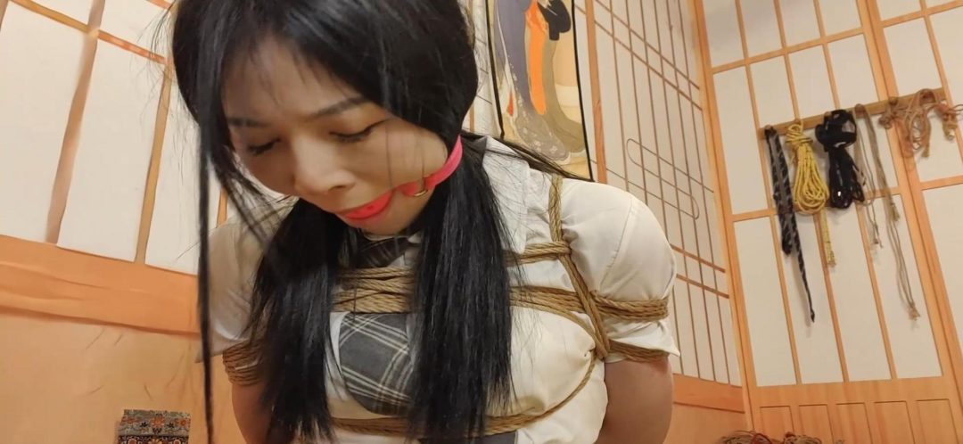梦瑶剧情《梦瑶遭入室绑架》19岁的甜美女孩，梦瑶，在家玩手机被坏人入室捂嘴后反绑，毛巾堵嘴，求救无果被大号口球堵嘴，口球拉得太紧，根本没有剥夺的余地，拼命挣扎求救想要逃脱。-10