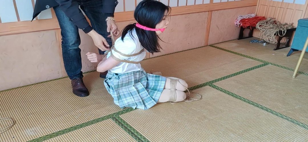 娜娜大号口球堵嘴《日式并腿海老和日式极限驷马放置》及访谈，大号口球撑满嘴，只能任凭口水一直流驷马拉得太紧给娜娜痛得挣吟-11