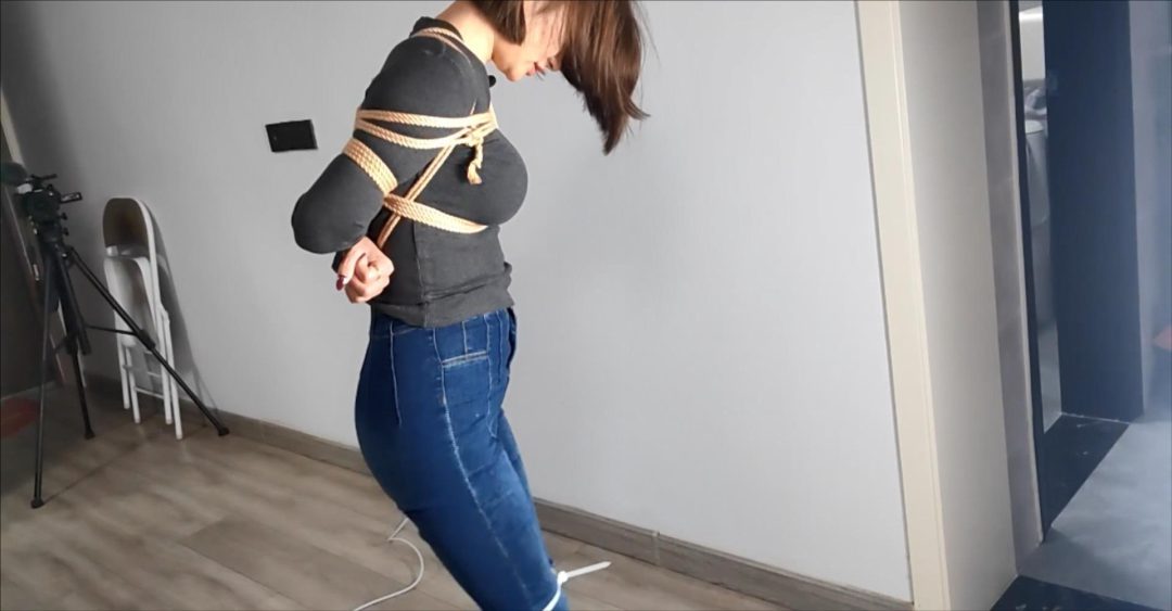 妞妞，小白鞋牛仔裤第一季，层层递进的捆绑，翘臀与美胸的美妙手感，初次尝试另类“小皮鞭”，步履艰难的室内观光旅程，魔鬼身材可爱短发妹的小爱好-7