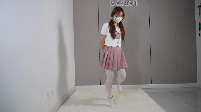 学霸少女挑战新游戏‘蜜蜂采豆豆\'，被强制踮脚尖站立，腿抖到抽筋-6