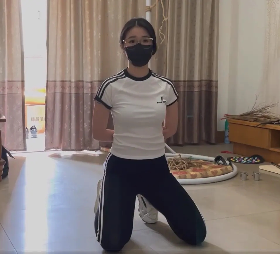 《纪舒静的家规责罚2》客户定拍调教之阿然剧情SP第二部！这次讲述了纪舒静因为没憋住尿考砸了而被惩罚憋尿和打屁屁SP惩罚,内容有憋尿+尿布式、跪趴等姿势SP+各类体罚+抽大腿上侧、内侧、小腿+打脚心等-15