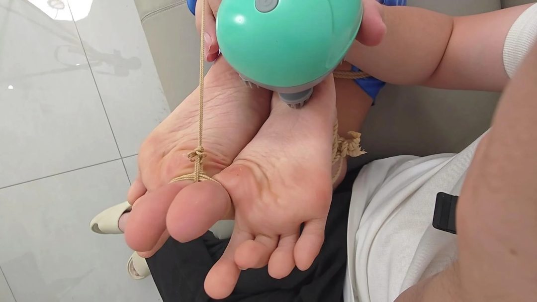 足控福利，北北裸足超紧司马，口球嘟嘴，细绳子绑住脚趾。北北挺会两只脚丫夹着我的手指来来回回-6