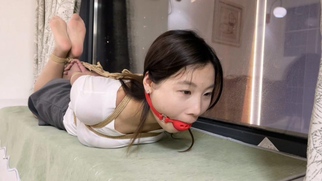 欧式直臂驷马放置 挺有M潜质的学生妹-1