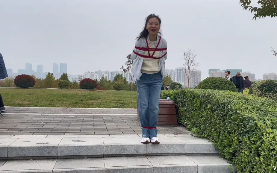 蹦跳训练 脚绑起来 蹦着上下台阶 增加难度蹲着慢慢蹦 慢慢向前走动 中间好几次差点摔倒路人看到模特做这些奇怪的动作，异样的眼光 心里害怕 刺激心血来潮 无比的激动 真的怕他们来问这是在干什么-5