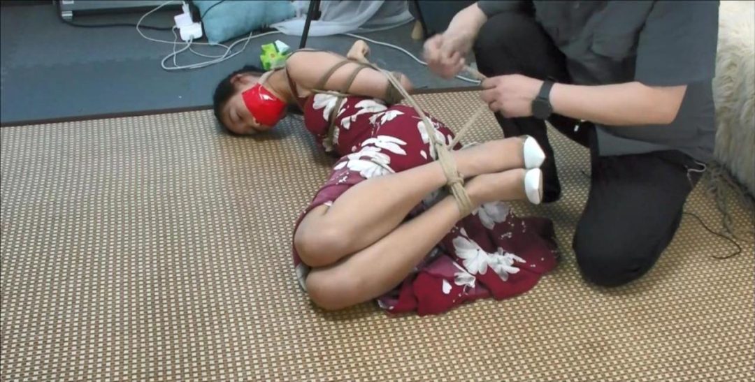 调教室来了新客人，小老师苗苗绳艺初体验，露背吊带雪纺沙滩裙第三集，丝袜+胶带封堵，后高手花样驷马放置、脱鞋玩丝足，鞭打、TK挑逗，手指和脚丫演绎的风情，无助的挣扎、浸湿的丝袜-5