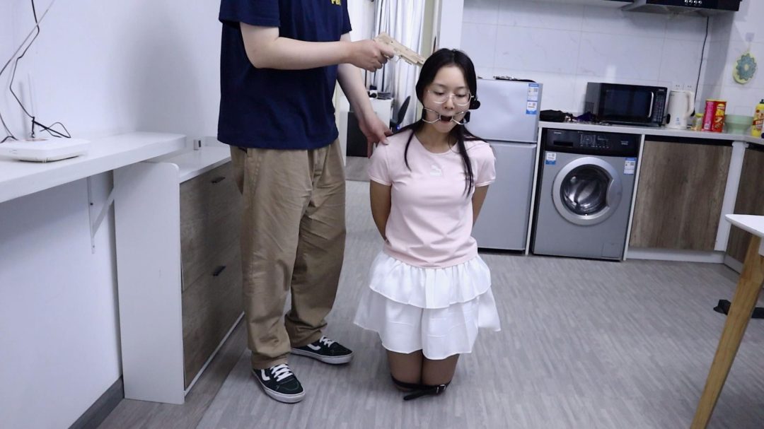 果果被执行绞刑注 灰丝长筒靴 挠脚挠全身TK 手铐脚铐 三次处决！-13