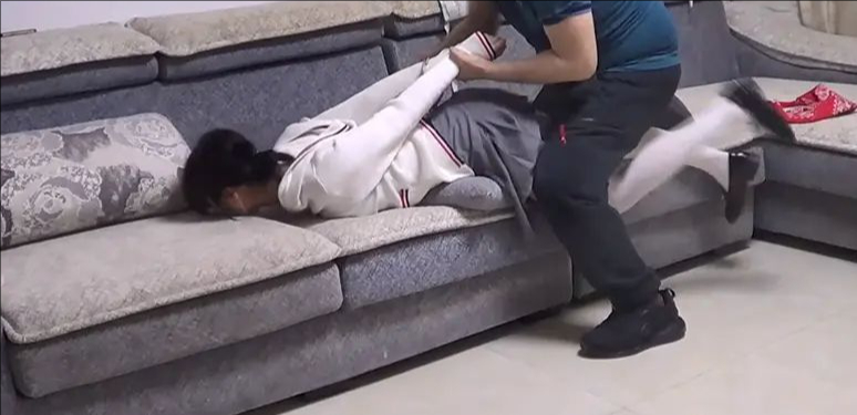我这么可爱 居然舍得铐起我 让我自己解绑 好不容易解开去袭击他 还被反制驷马铐起来-5