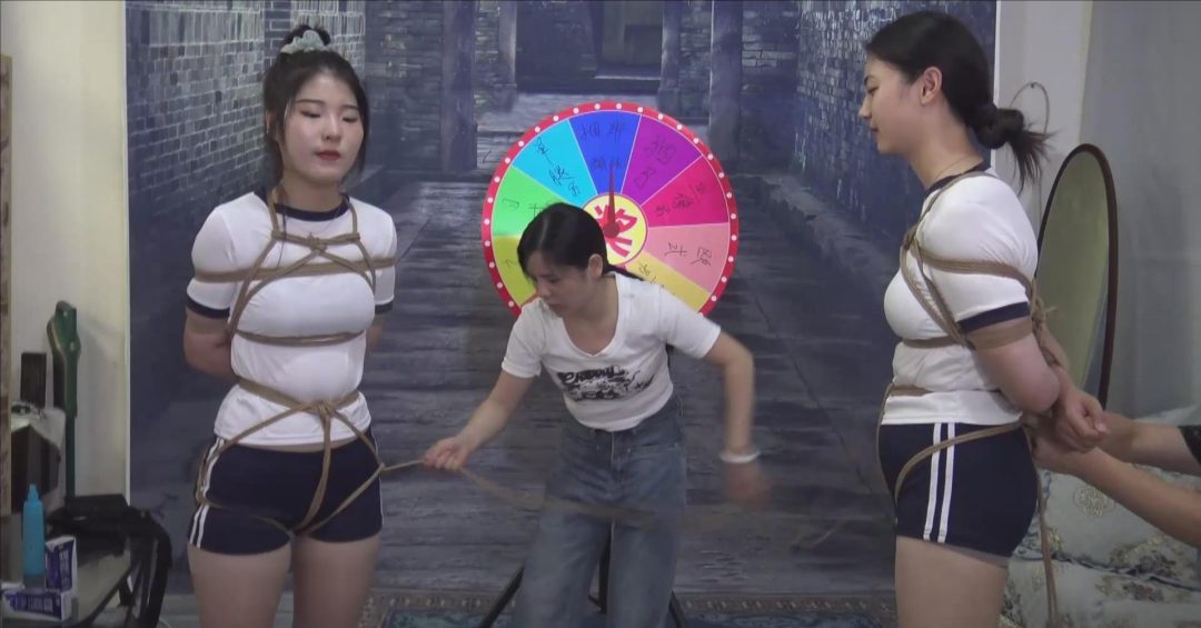《双女M转盘捆绑游戏 一》 双M转盘抽奖玩捆绑游戏，转到什么项目玩什么项目-4