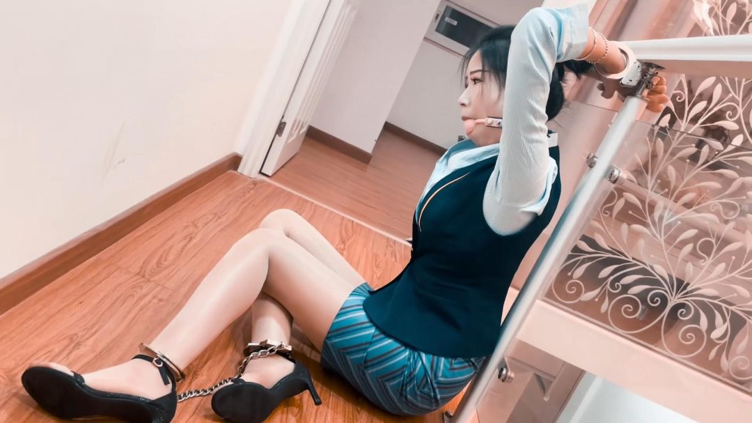 空姐私下玩手铐，不料被劫！口球塞嘴镣铐束缚，还被丝袜全包！皮革束缚！！-5