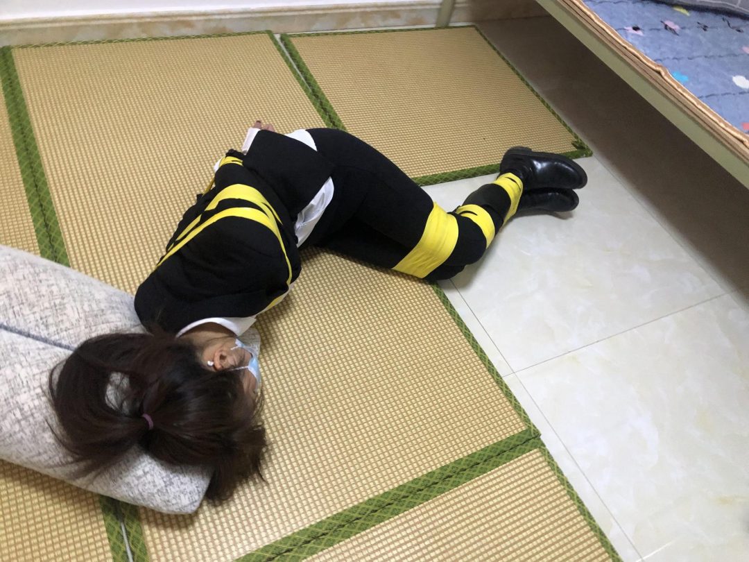 【佳怡】+职业装性感妹妹黄色被胶带紧紧绑住-2